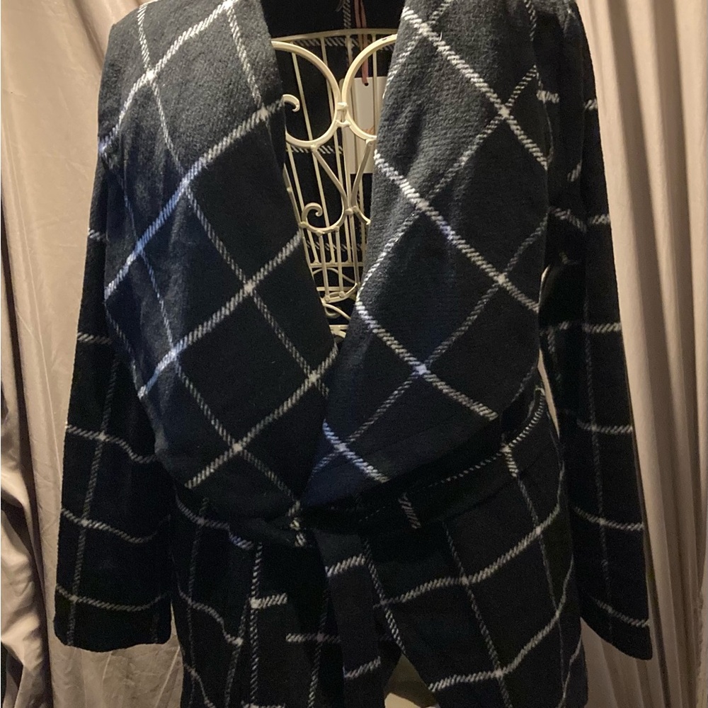 Entro Black and White Cape with Plaid Pattern - Picture 2 of 7